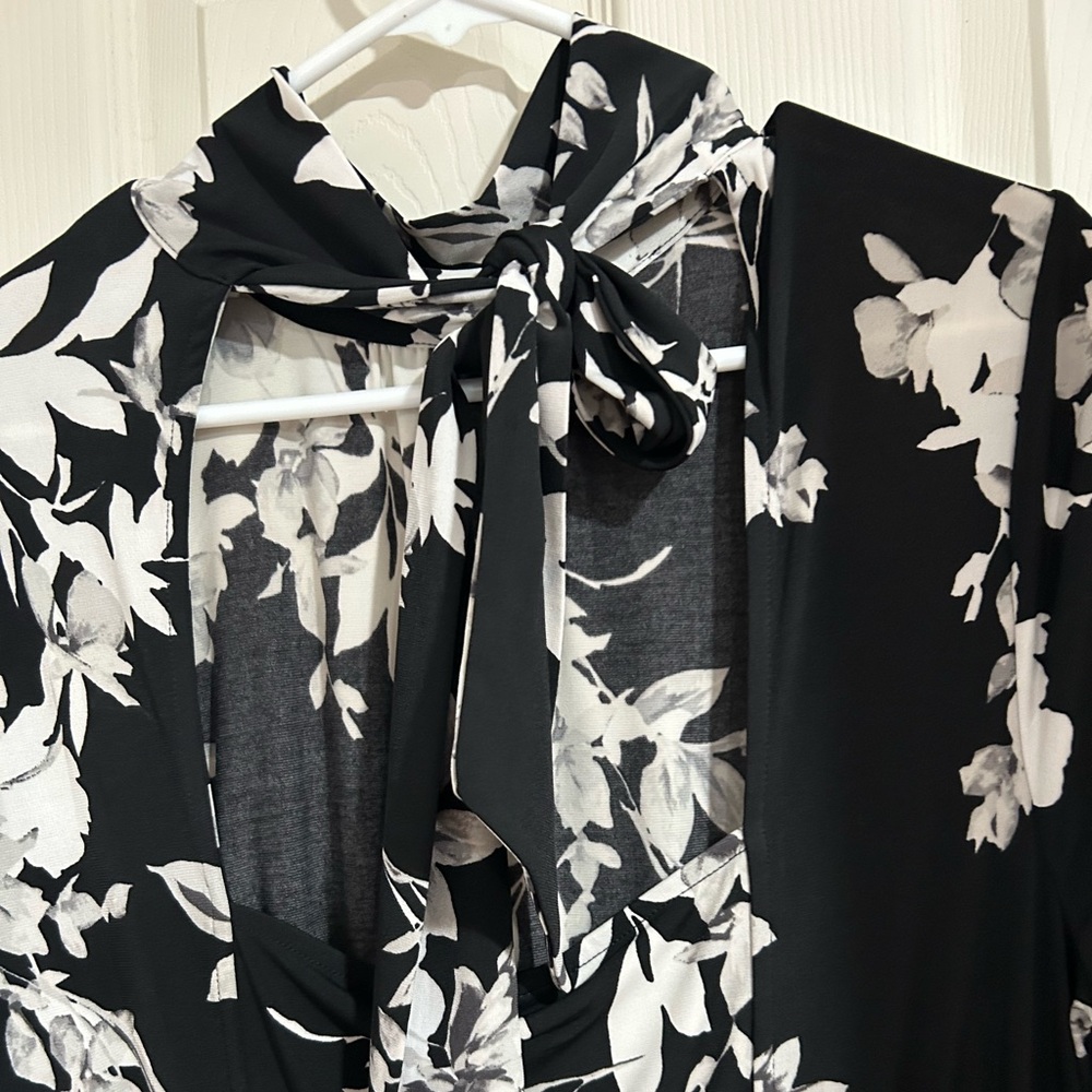 Black/white/gray
Floral midi dress
Size 14/16